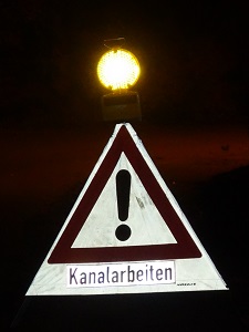 reflektierende Signalisation in der Nacht